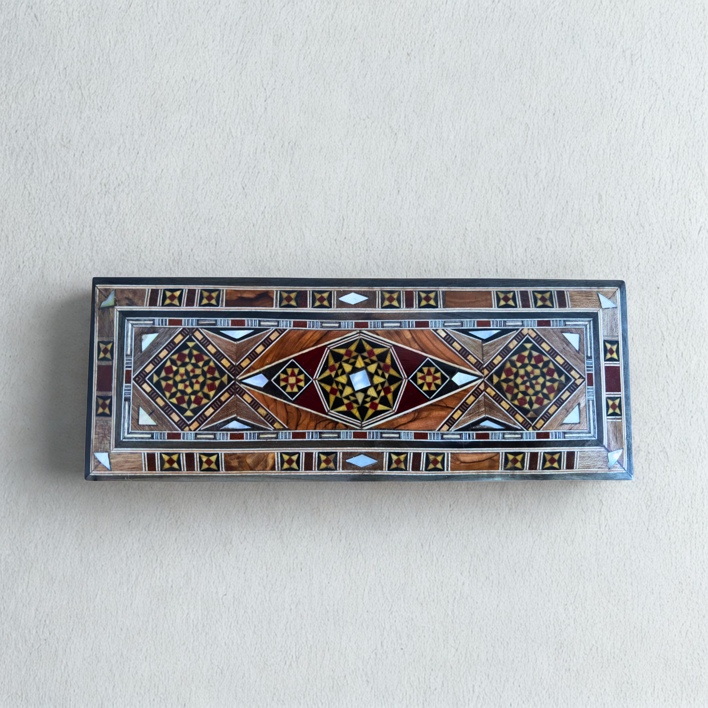 صندوق موزاييك دمشقي للأقلام والمجوهرات والمسبحة – فن مطعّم بالصدف