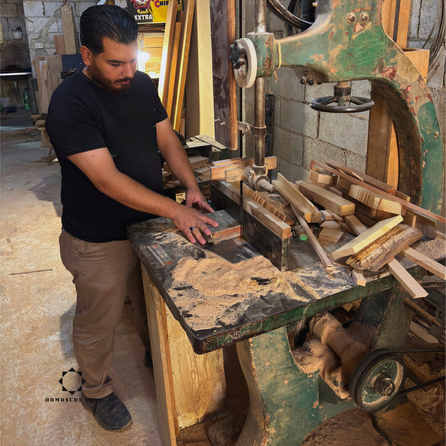 Caja de joyas damascena artesanal con incrustaciones de nácar – Lujoso cofre de madera para recuerdos