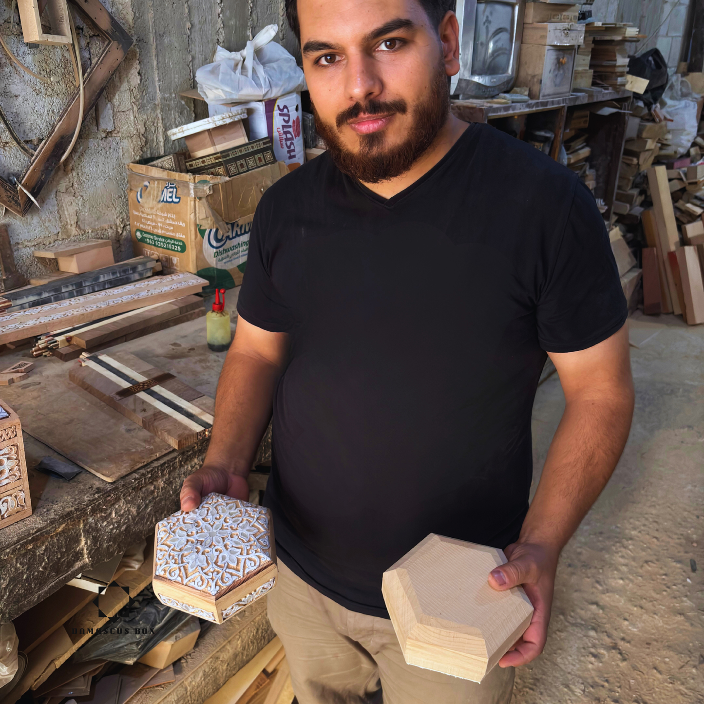 Handgeschnitzte Taschentuchbox aus Buchenholz mit Perlmuttintarsien – Edles Walnuss-Finish