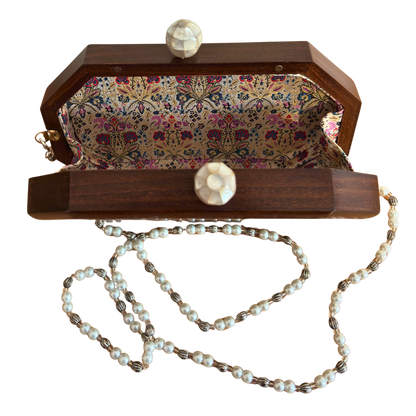 Le Murmure des Roses – Pochette Damasquine en Noyer avec Roses en Nacre et Chaîne de Perles