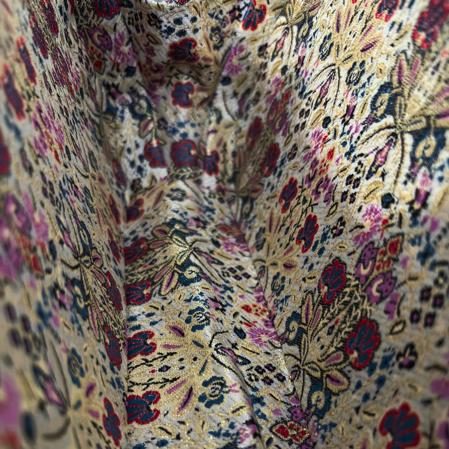Le Murmure des Roses – Pochette Damasquine en Noyer avec Roses en Nacre et Chaîne de Perles