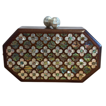 Le Murmure des Roses – Pochette Damasquine en Noyer avec Roses en Nacre et Chaîne de Perles