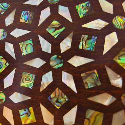 Zenobia – Luxuriöse Damast-Mosaik Clutch mit Perlmutt Intarsie & Brokat Innenfutter