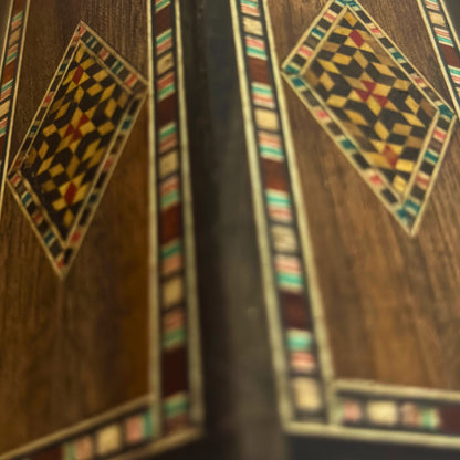 Porta-Canetas Damasquino em Madeira por Gaby Al Dayeh – Madeiras Naturais & Elegância Artesanal