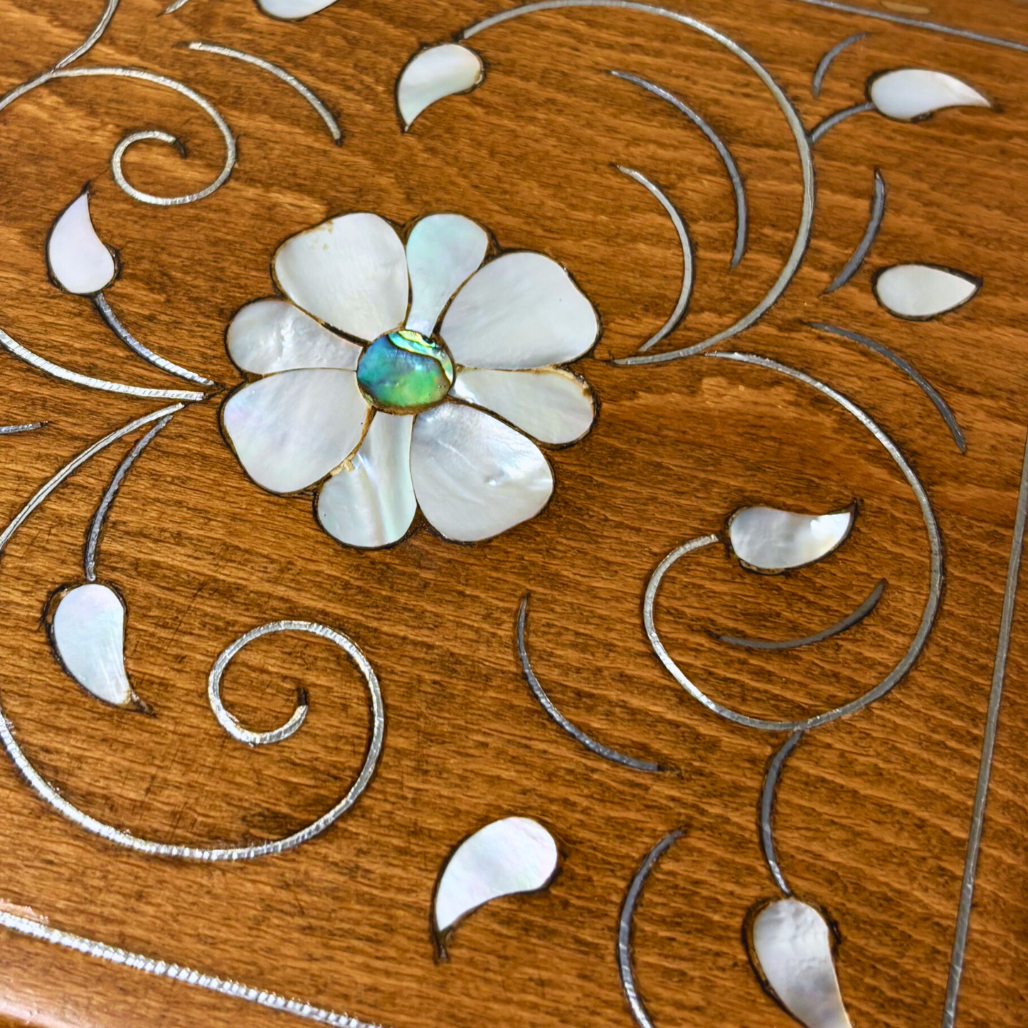 Caja Damasquina de Lujo Hecha a Mano – Nácar y Elegancia de Terciopelo