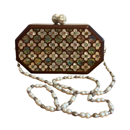 Le Murmure des Roses – Pochette Damasquine en Noyer avec Roses en Nacre et Chaîne de Perles
