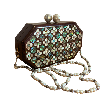 Le Murmure des Roses – Pochette Damasquine en Noyer avec Roses en Nacre et Chaîne de Perles