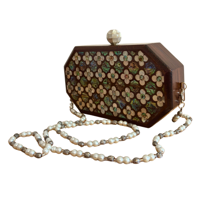 Le Murmure des Roses – Pochette Damasquine en Noyer avec Roses en Nacre et Chaîne de Perles