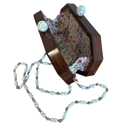 Le Murmure des Roses – Pochette Damasquine en Noyer avec Roses en Nacre et Chaîne de Perles
