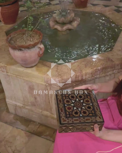 Damascene Mozaïekdoos van Meester Gaby Al Dayeh – Parelmoer & Fluweel